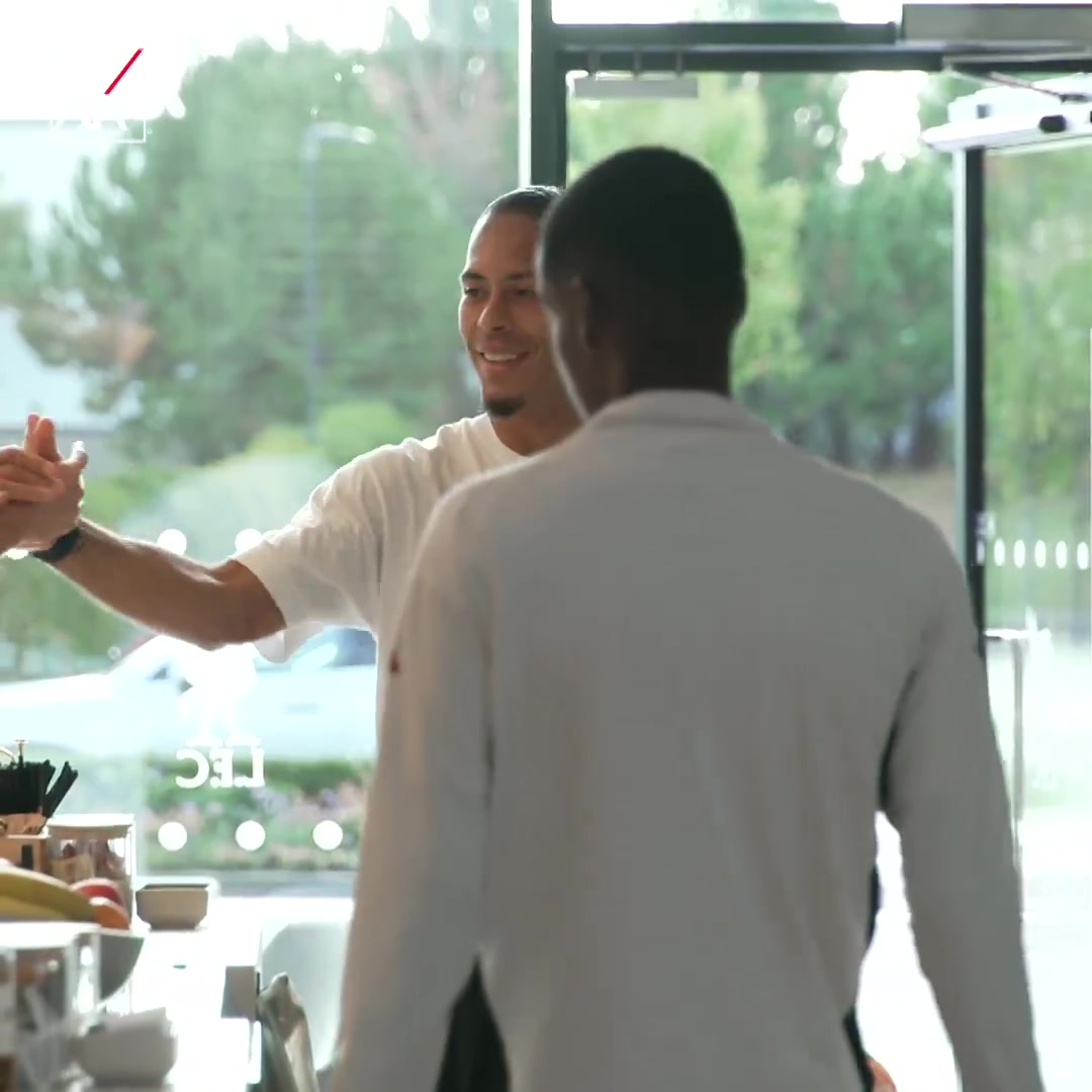 开云官网-来了老弟！利物浦队长范迪克与伊萨克拥抱，欢迎后者加盟球队