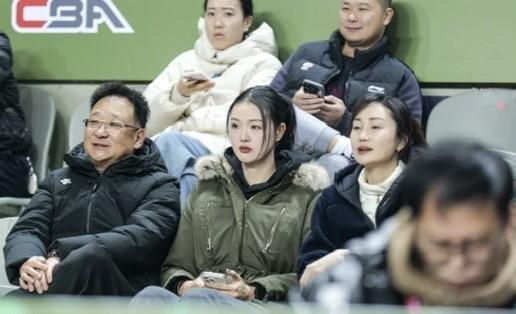 开云-老婆来看球压力大？张常宁现身同曦主场，吴冠希连丢关键罚球